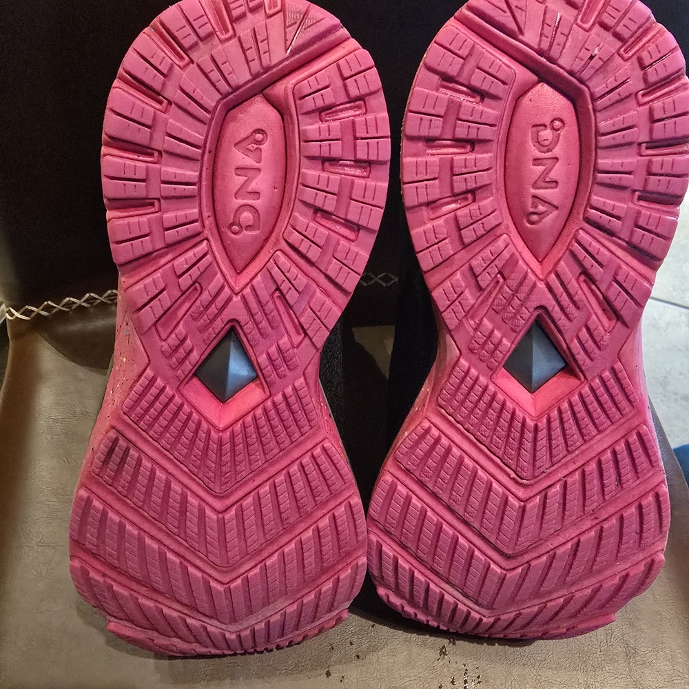 Brooks Women's Black Knit Running Shoes with Pink Laces & Yellow Tongue - Picture 7 of 7